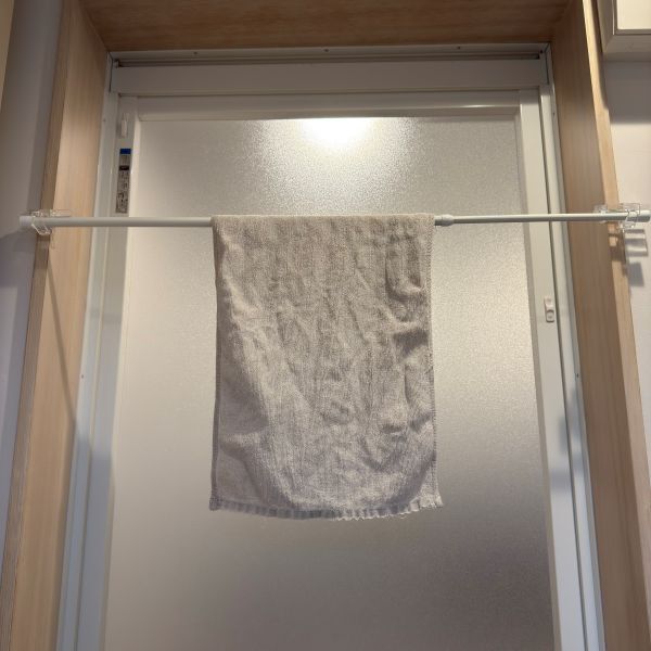 取り付けたら即収納スペースに　１００均フックに「発想がすごい」「家中で使える」