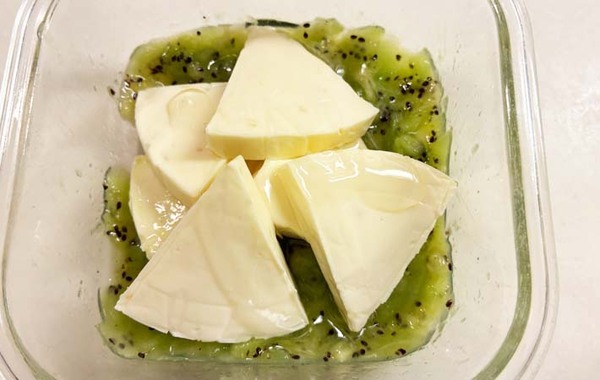 キウイとチーズを混ぜて凍らせると…？　できたスイーツに「サーティワンで買った？」