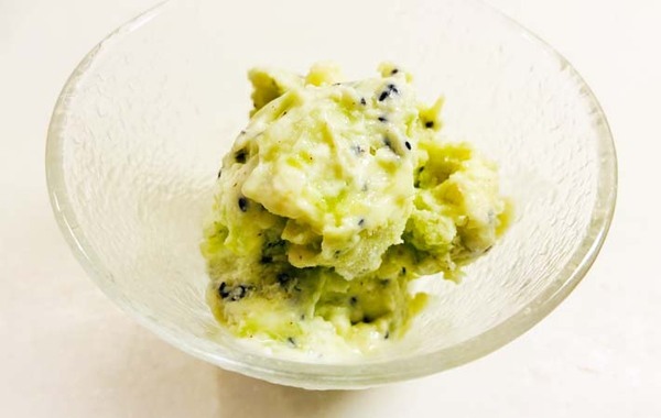 キウイとチーズを混ぜて凍らせると…？　できたスイーツに「サーティワンで買った？」