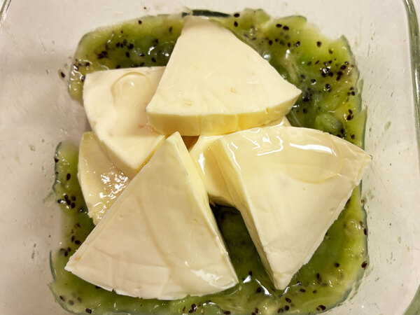 キウイとチーズを混ぜて凍らせると…？　できたスイーツに「サーティワンで買った？」