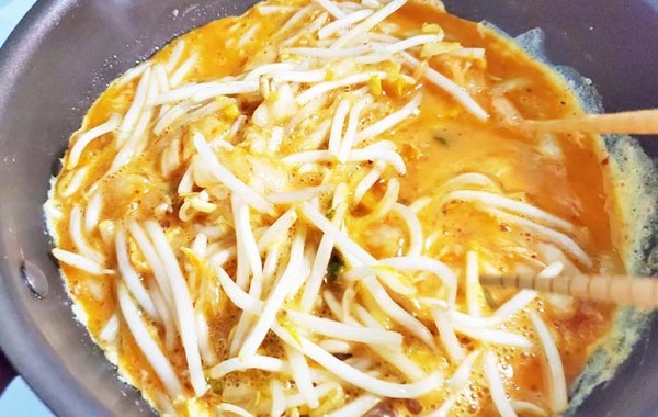 卵をモヤシ、キムチと炒めると…？　味の素のレシピに「これはおいしい！」