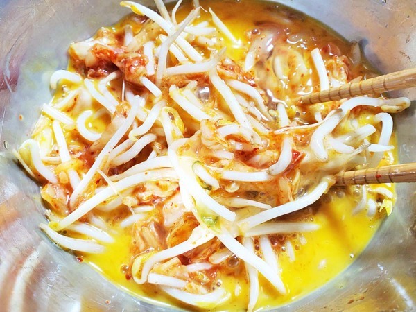 卵をモヤシ、キムチと炒めると…？　味の素のレシピに「これはおいしい！」