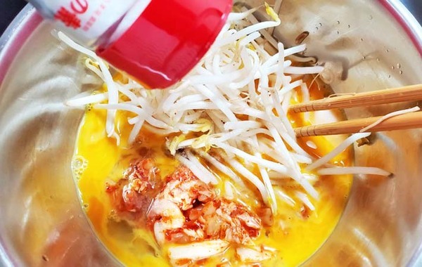 卵をモヤシ、キムチと炒めると…？　味の素のレシピに「これはおいしい！」