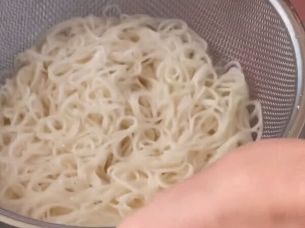 そうめんの『魔法の茹で方』に「いいこと知った！」　ご飯のお供と一緒に茹でるだけで？