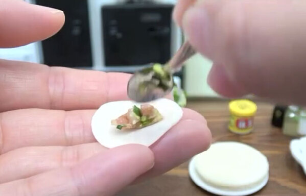 世界最小の餃子？　創意工夫が光る料理動画に「千個ください」「食べたい！」