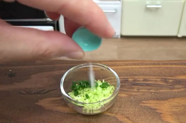 世界最小の餃子？　創意工夫が光る料理動画に「千個ください」「食べたい！」