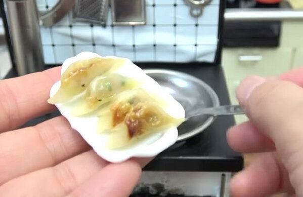 世界最小の餃子？　創意工夫が光る料理動画に「千個ください」「食べたい！」