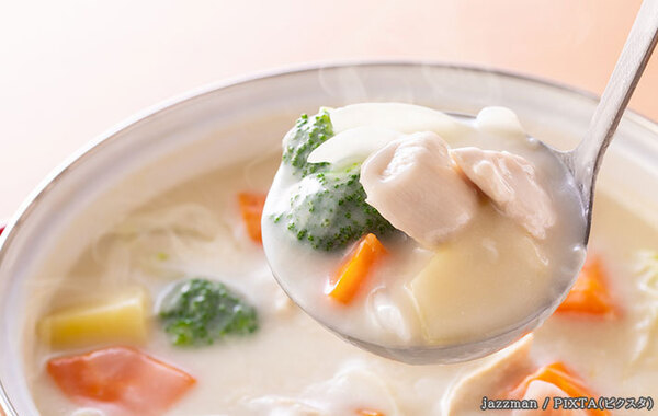 クリームシチューに『牛乳』を入れる理由とは　もし入れないとどうなる？