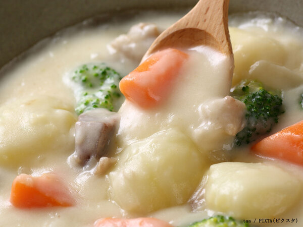 クリームシチューに『牛乳』を入れる理由とは　もし入れないとどうなる？