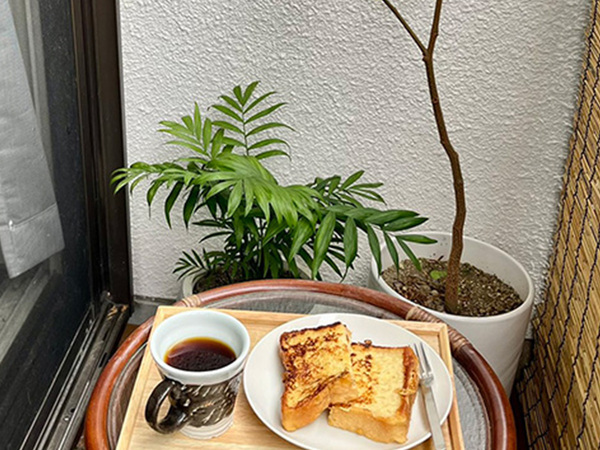 フレンチトーストを食べる男性　食べていた『場所』に「この生活はあこがれる」