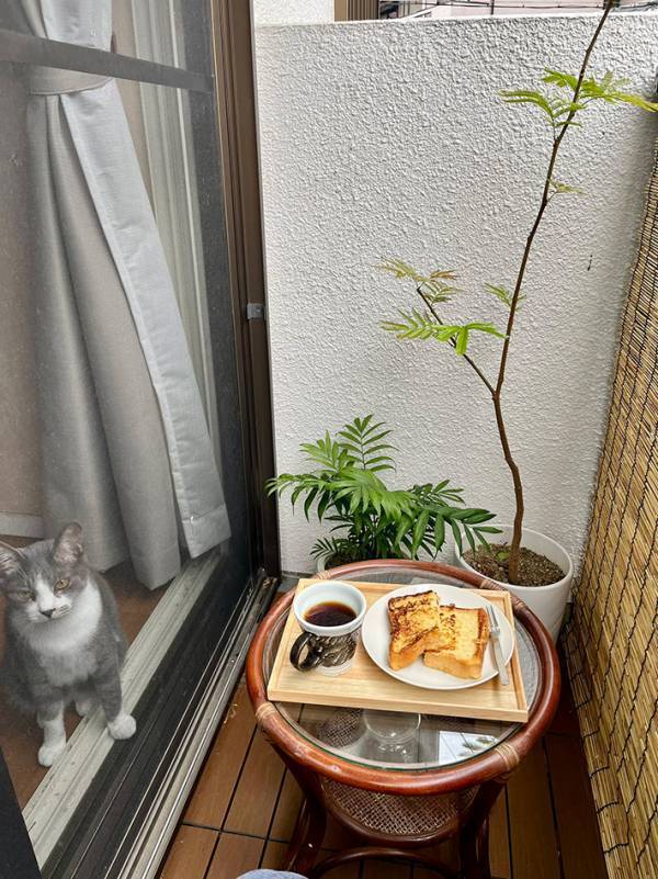 フレンチトーストを食べる男性　食べていた『場所』に「この生活はあこがれる」