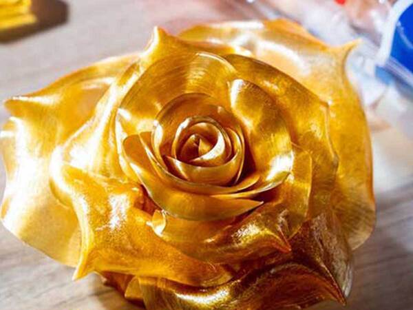 黄金色のバラ　その『正体』に驚きの声「すごすぎ」