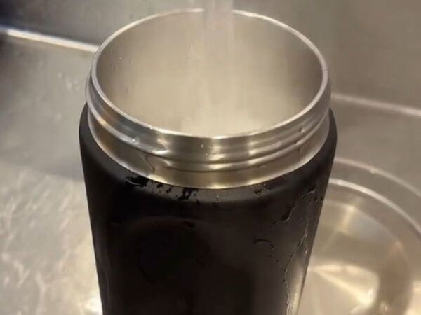 「水筒買い換えた？」　まるで新品みたいに変身させる『魔法の粉』に「買います」