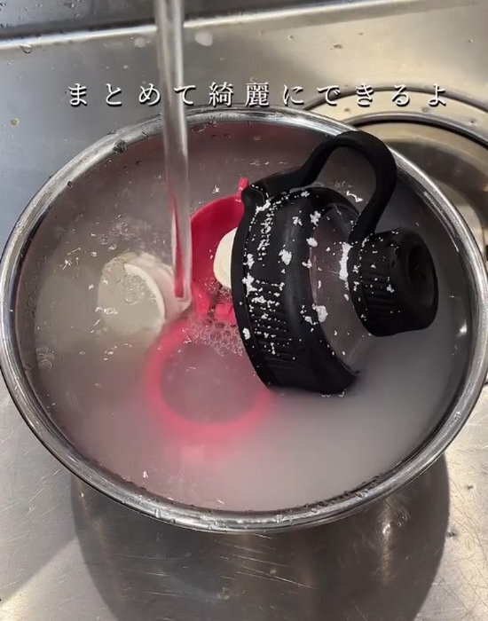 「水筒買い換えた？」　まるで新品みたいに変身させる『魔法の粉』に「買います」