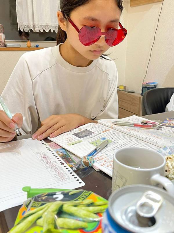 「天才すぎる」「今度マネします」　娘のテスト勉強の方法が、画期的だと話題に