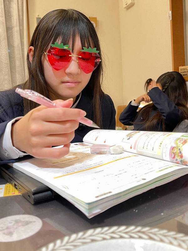 「天才すぎる」「今度マネします」　娘のテスト勉強の方法が、画期的だと話題に