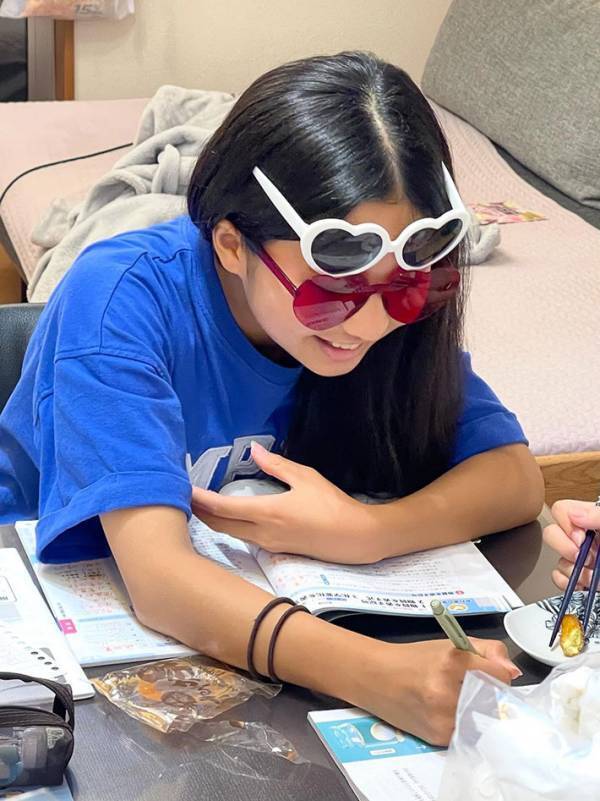 「天才すぎる」「今度マネします」　娘のテスト勉強の方法が、画期的だと話題に