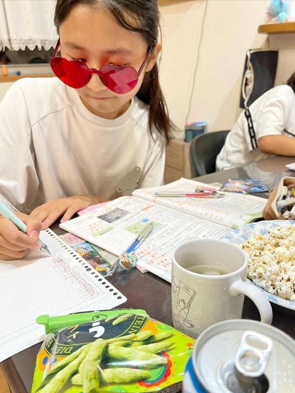 「天才すぎる」「今度マネします」　娘のテスト勉強の方法が、画期的だと話題に