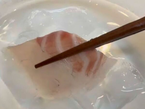 「パックの刺身が水っぽい…」　鮮度がよみがえる裏技に「試してみる！」