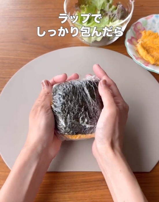 手を汚さずに作れる？　『おにぎらず』の包み方に「断面キレイすぎ」「絶対やる」