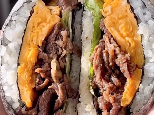 手を汚さずに作れる？　『おにぎらず』の包み方に「断面キレイすぎ」「絶対やる」