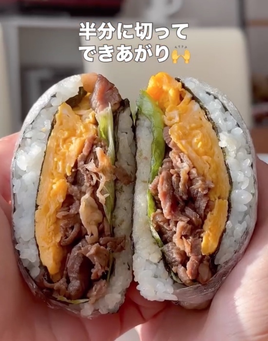 手を汚さずに作れる？　『おにぎらず』の包み方に「断面キレイすぎ」「絶対やる」