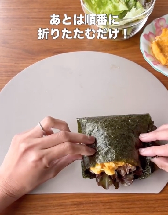 手を汚さずに作れる？　『おにぎらず』の包み方に「断面キレイすぎ」「絶対やる」
