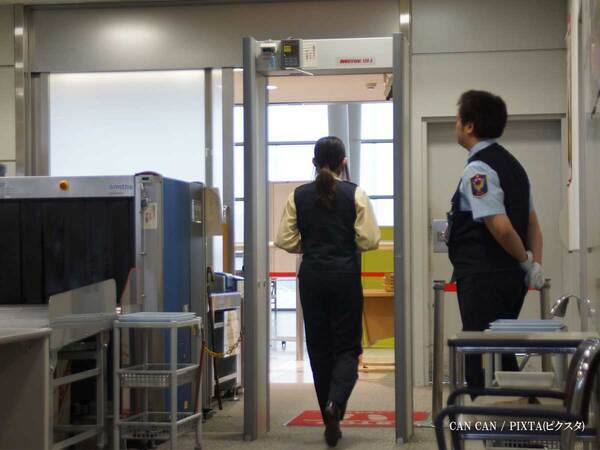 空港で『マシンガン』を持っていると、勘違いされて…　驚きの展開に「信じられない」