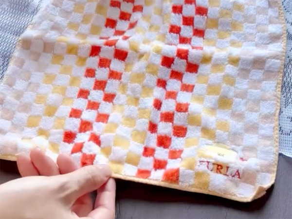 ハンカチが余っていたらやってみて！　出先で助かる『手作りアイテム』に「何個も作っておく！」