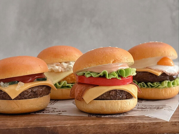 写真にうつる４つのハンバーガー　よく見ると…「これマジ？」「ウソでしょ、まんまじゃん」