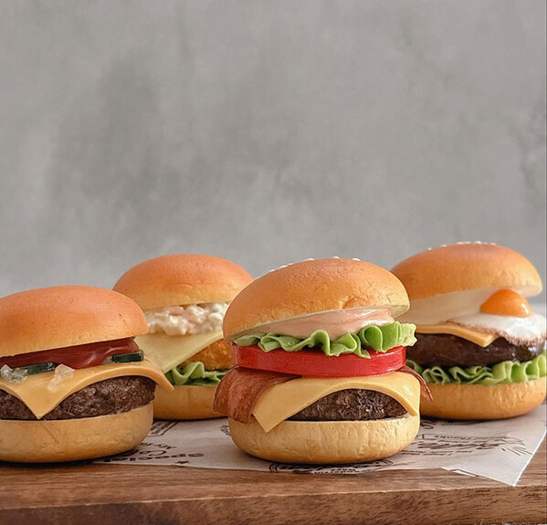 写真にうつる４つのハンバーガー　よく見ると…「これマジ？」「ウソでしょ、まんまじゃん」