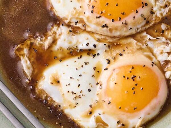 目玉焼き、焼いたらそのまま取り出さず…？　食べ方に「ご飯足りなくなる」「たまらん」