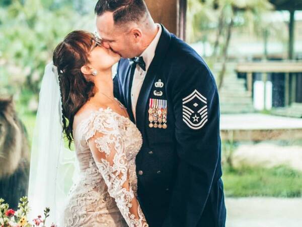 「雇われた俳優のよう」「最高のフォトボム」　新郎新婦の『後ろ』を見ると？