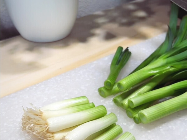 買ってきた青ネギ、根っこのほうを残して？　「これ何年もやってる」「すごく楽しい」