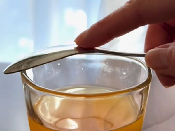 スプーンを置くだけで解決　飲み物がこぼれない注ぎ方