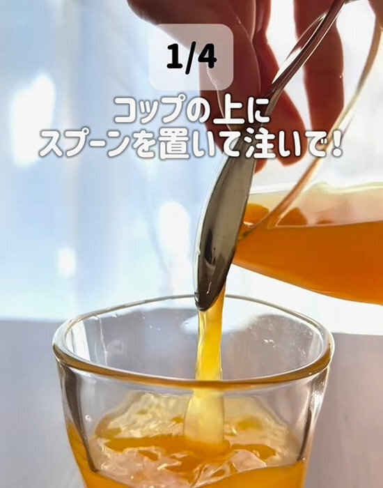 スプーンを置くだけで解決　飲み物がこぼれない注ぎ方