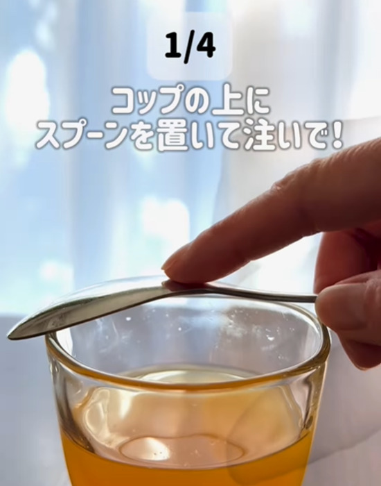 スプーンを置くだけで解決　飲み物がこぼれない注ぎ方