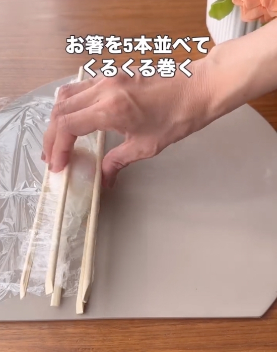 ライスペーパーの上に『黄身』をのせて焼くと？　焼き上がりに「面白すぎ」「試したい！」