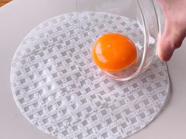 ライスペーパーの上に『黄身』をのせて焼くと？　焼き上がりに「面白すぎ」「試したい！」