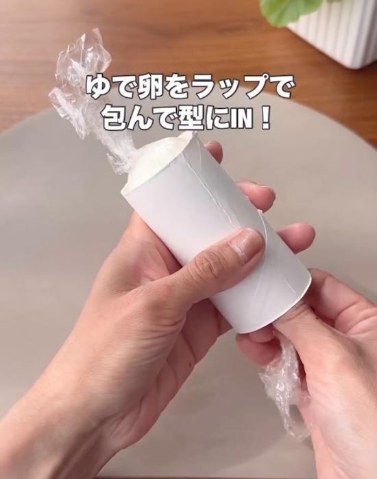 ライスペーパーの上に『黄身』をのせて焼くと？　焼き上がりに「面白すぎ」「試したい！」