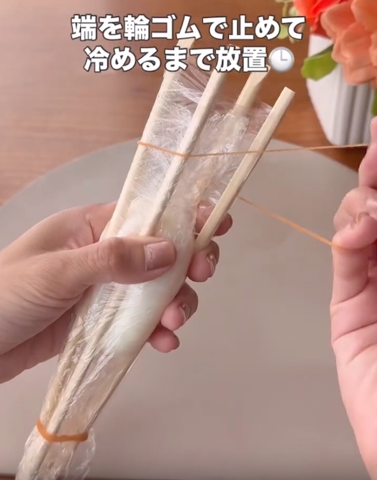 ライスペーパーの上に『黄身』をのせて焼くと？　焼き上がりに「面白すぎ」「試したい！」