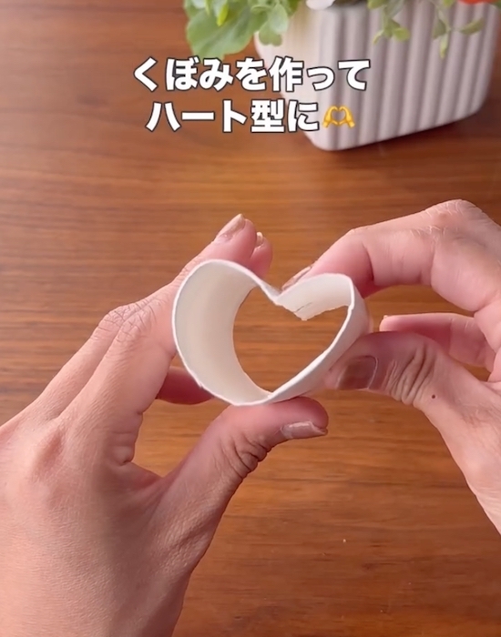 ライスペーパーの上に『黄身』をのせて焼くと？　焼き上がりに「面白すぎ」「試したい！」