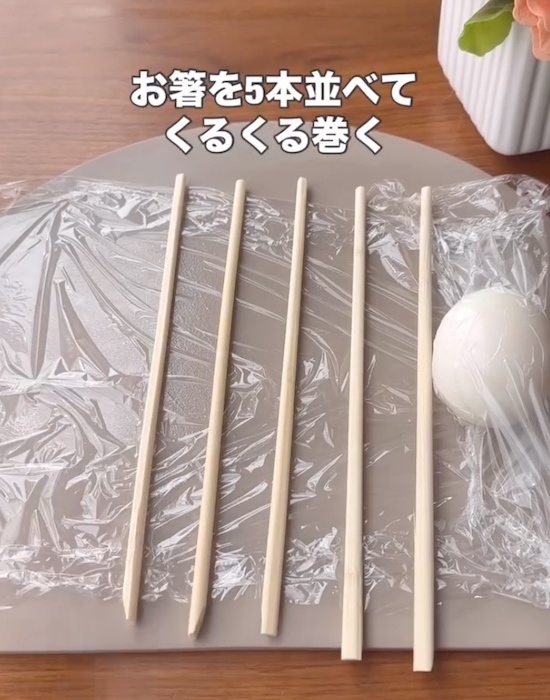 ライスペーパーの上に『黄身』をのせて焼くと？　焼き上がりに「面白すぎ」「試したい！」