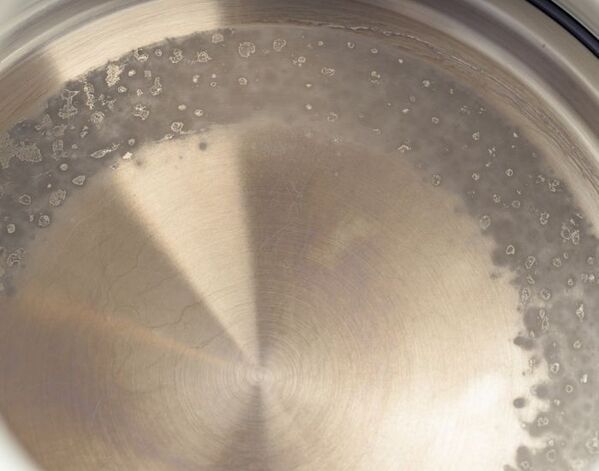 電気ケトルに残る白い斑点の正体　掃除のタイミングと落とし方を企業が解説