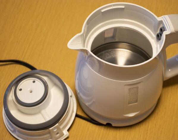 電気ケトルに残る白い斑点の正体　掃除のタイミングと落とし方を企業が解説