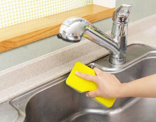 セスキ炭酸ソーダをスプレーして放置　せっけんカスの落ち方に「これは便利」「毎回やる」