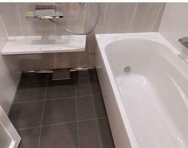 塩素系漂白剤はラップで密封　カビの落ち方に「白くなった」「気持ちいい」