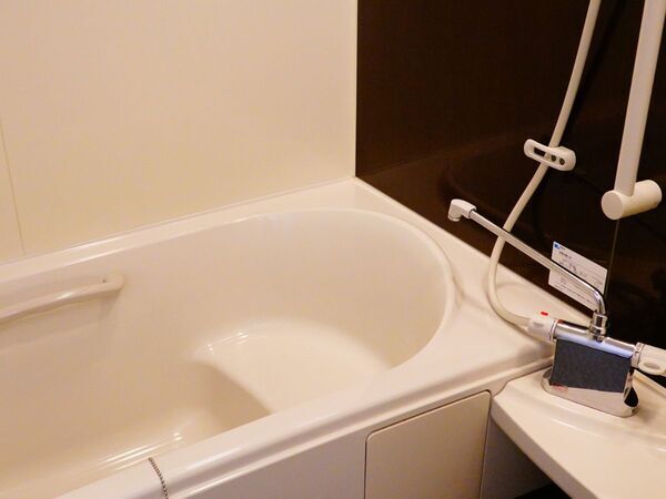 塩素系漂白剤はラップで密封　カビの落ち方に「白くなった」「気持ちいい」