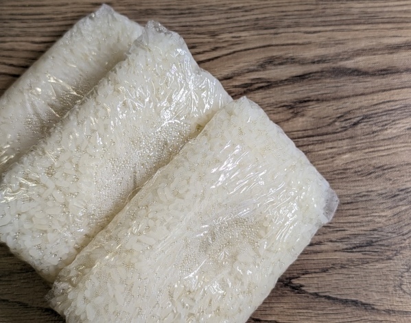 ラップで包んだご飯、冷凍前にひと工夫　仕上がりの差に「真似します」「やるしかない」