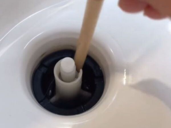 ストローに切り込みを入れただけ！　排水口掃除の裏技に「汚れがごっそり…」